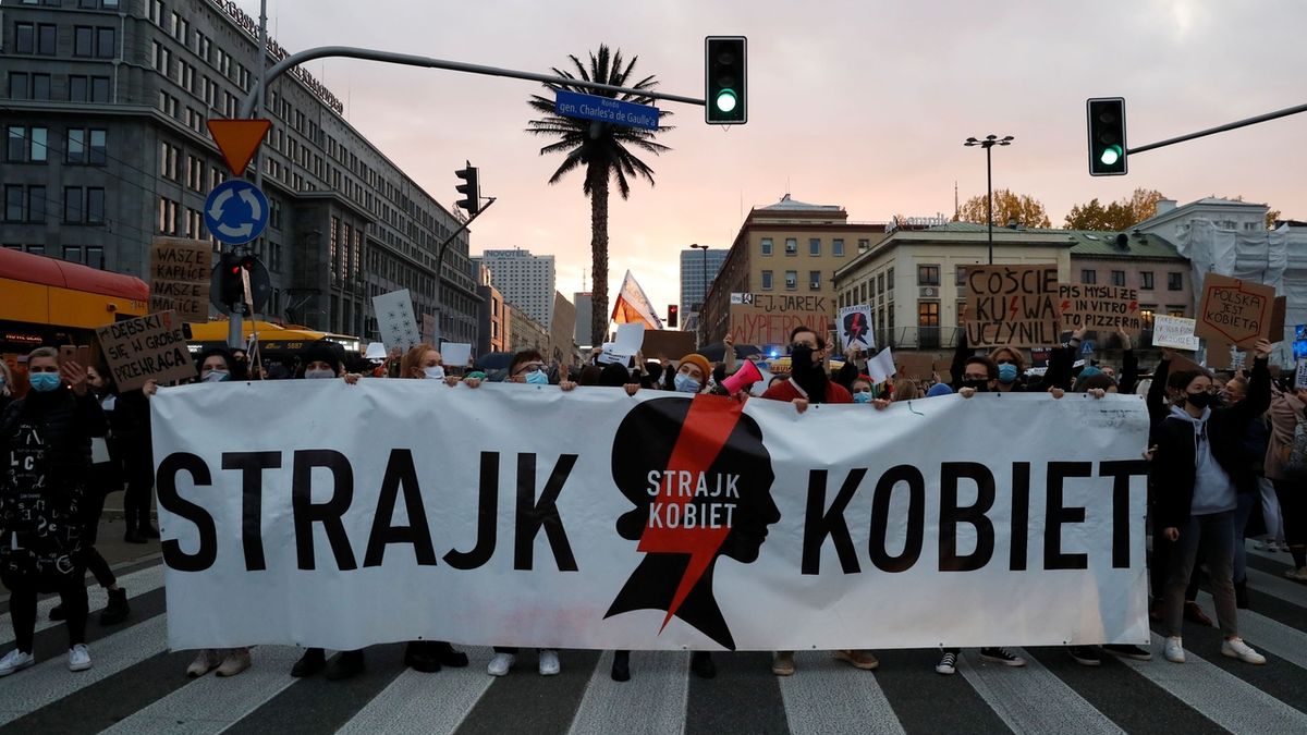 Zákaz potratů v Polsku: Zasáhněte, vyzvali europoslanci Komisi